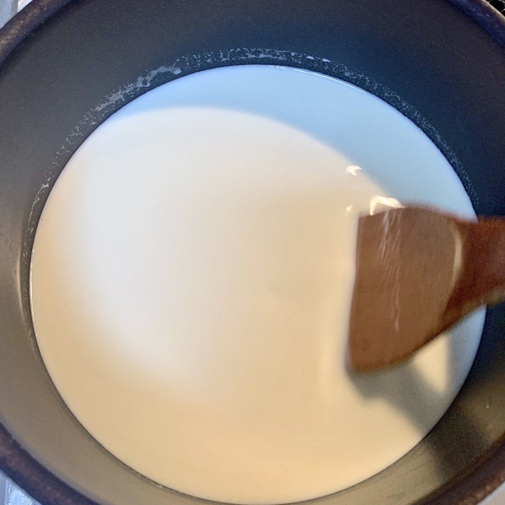 パンナコッタ　おうちカフェ　簡単　レシピ　作り方　ダイソー　100均　ディズニー　型　生クリーム　ゼラチン　材料を混ぜる