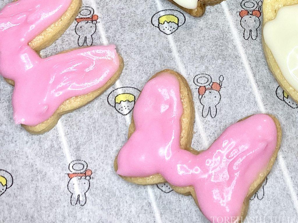 キャラクタークッキー　型抜きクッキー　メレンゲクッキー　100均　ダイソー　セリア　簡単　作り方　レシピ　アイシング　チョコペン　ディズニー　ミニーマウス　リボン　ツムツム
